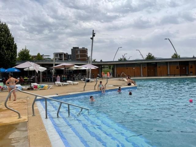 Chalet Adosado Entero, Bbq Y Piscina Comunitaria Sabiñánigo Kültér fotó