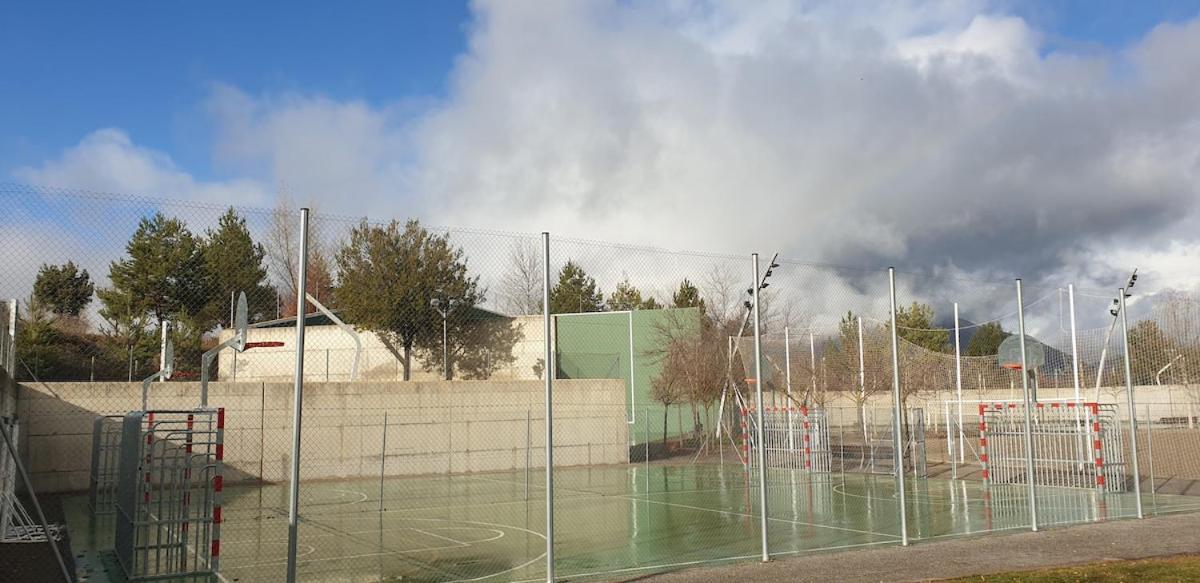 Chalet Adosado Entero, Bbq Y Piscina Comunitaria Sabiñánigo Kültér fotó
