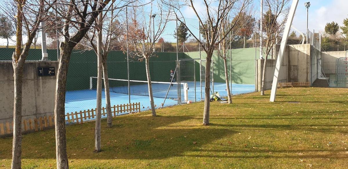 Chalet Adosado Entero, Bbq Y Piscina Comunitaria Sabiñánigo Kültér fotó