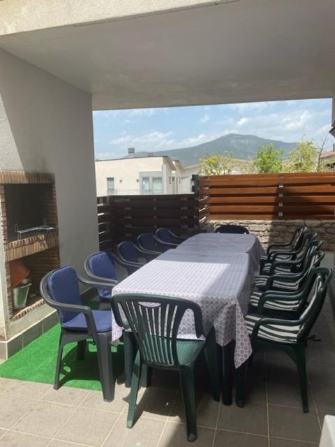 Chalet Adosado Entero, Bbq Y Piscina Comunitaria Sabiñánigo Kültér fotó